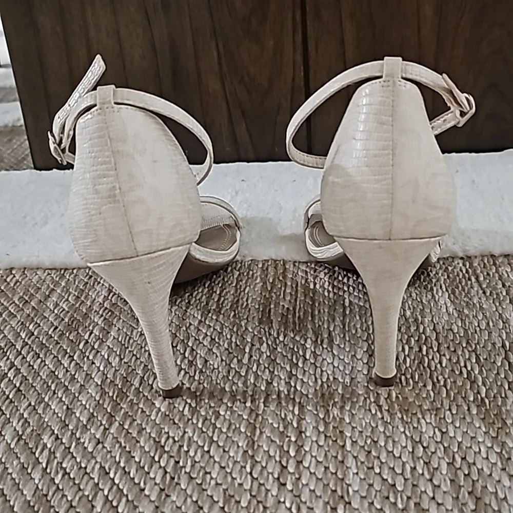 Heels - Picture 4 of 5